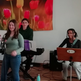 Schülerinnen und Schüler der Band vor dem Auftritt